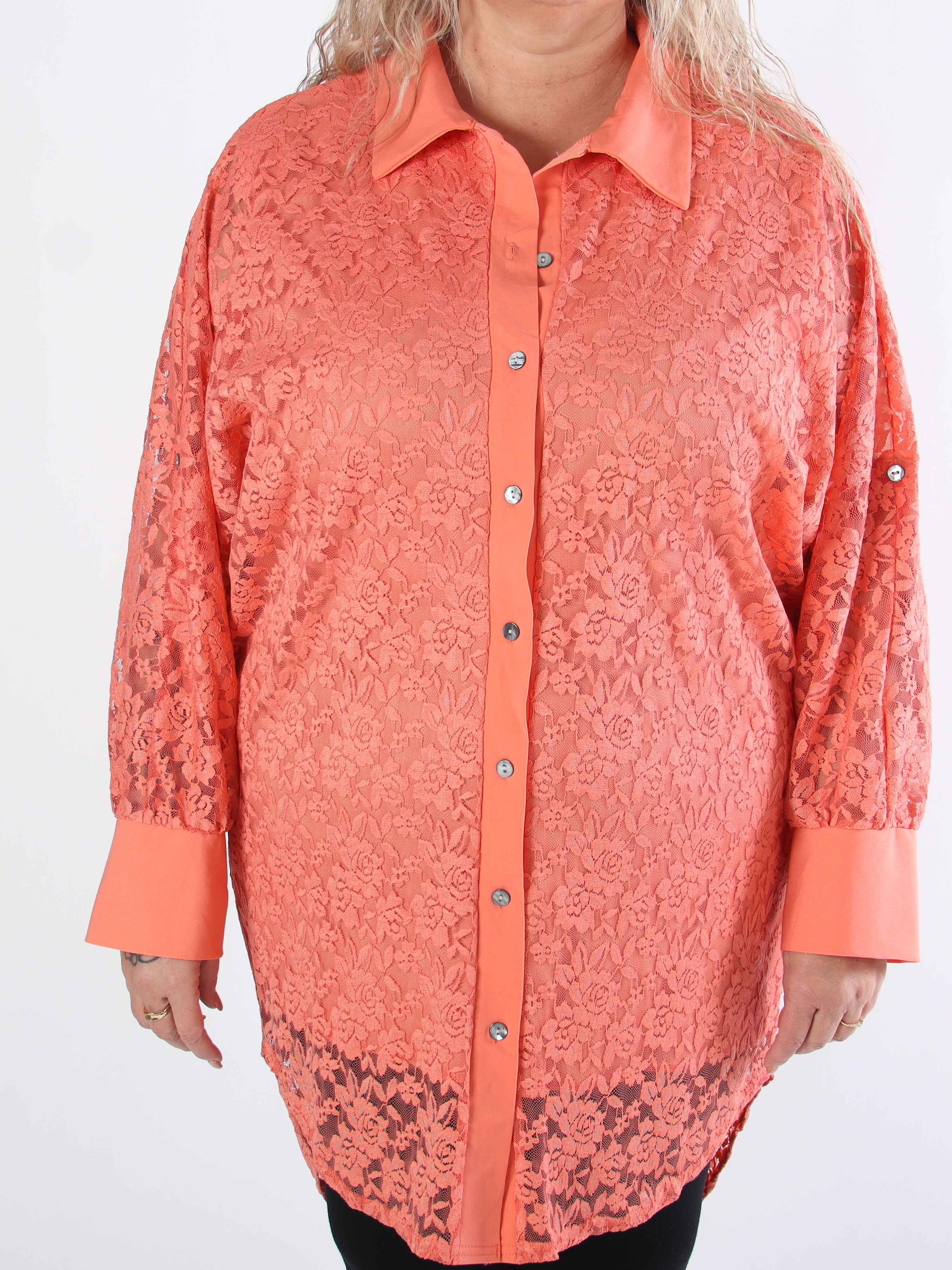 Katherine - Sød plus size skjorte i blonder